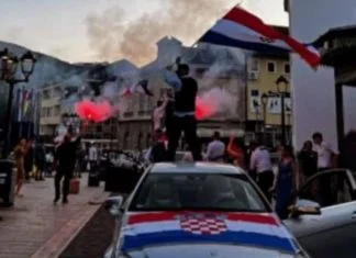 Ispred džamije mahali hrvatskim zastavama, oglasila se policija o incidentu u Jajcu sa svadbenom kolonom Svadbena Kolona U Jajcu