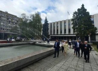 Dojava o bombi u Narodnoj skupštini RS, svi napustili zgradu Dojava O Bombi U Narodnoj Skupst