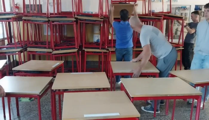 Nova oprema za četiri razreda u OŠ “Alija Nametak” Zenica stigla iz Danske (FOTO)