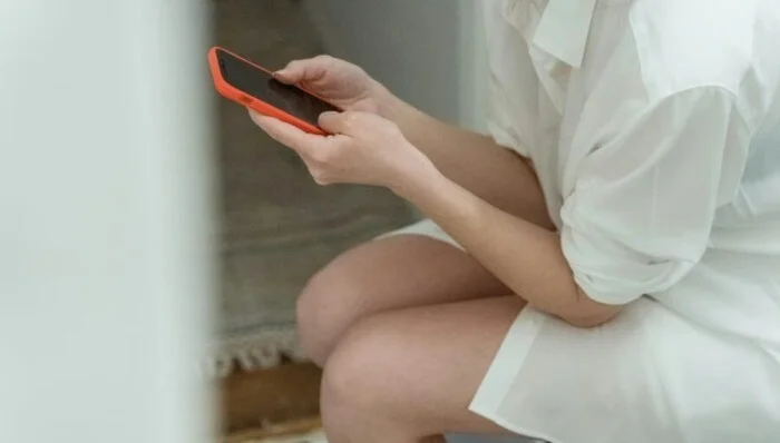 Evo zašto ne biste trebali nositi telefon sa sobom u toalet