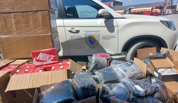 UIO BiH: Oduzeta odjeća i obuća u vrijednosti od 176.000 KM