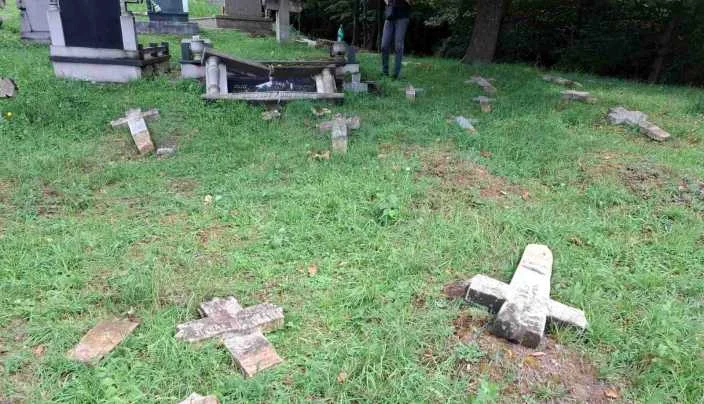 Oskrnavljeno pravoslavno groblje u Pečuju kod Zenice: Oštećeno više od 60 nadgrobnih spomenika (FOTO)