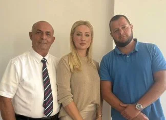 Od 1. oktobra zdravstvenim radnicima u ZDK će biti povećana satnica Pregovarački tim Omer Škaljo, Aida Salčinović i Tarik Zulović