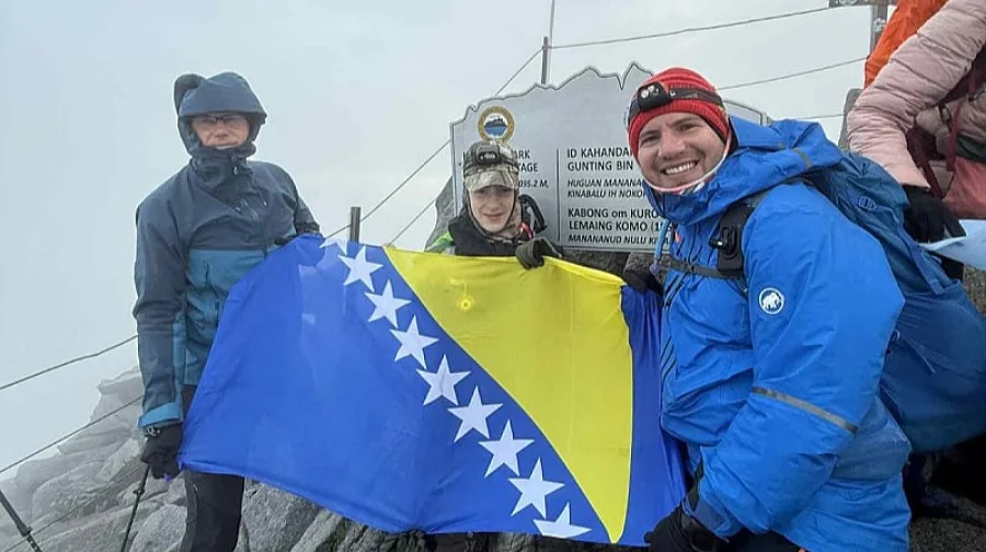 Zastava BiH Na Vrhu Kinabalua 