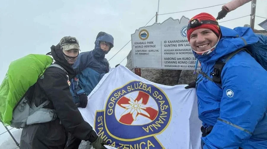 Zastava BiH Na Vrhu Kinabalua