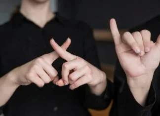 U FBiH ima oko 70.000 osoba s oštećenim sluhom, a samo 16 tumača znakovnog jezika Znakovni Jezik