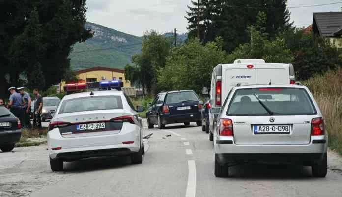 Saobraćajna nesreća u Sarajevskoj ulici u Zenici, jedna osoba povrijeđena