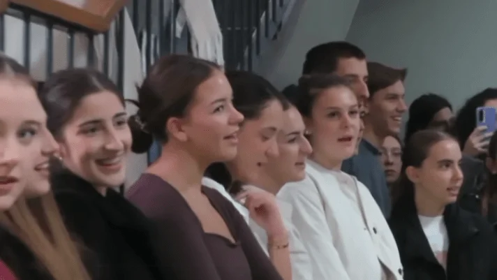 Učenici Prve gimnazije Zenica pjesmom odali počast Halidu Bešliću (VIDEO)