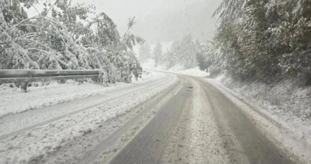 Zbog snijega obustavljen saobraćaj na putu Foča – Trnovo