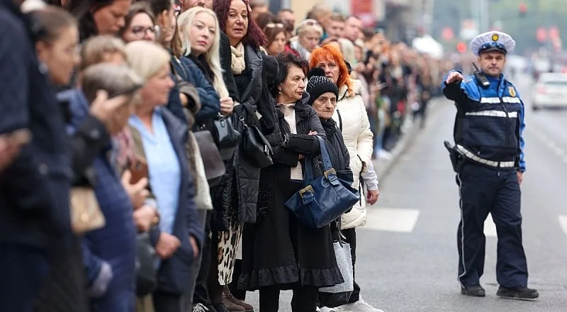 Posljednji ispraćaj Halida Bešlića je protekao dostojanstveno i u sigurnom okruženju