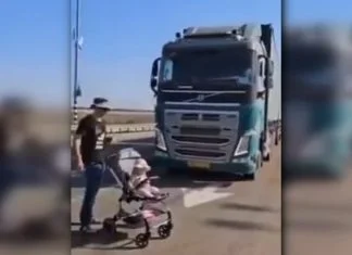 Mržnja kakva se ne viđa: Izraelci blokirali konvoj za pomoć Gazi, koriste i djecu da ih zaustave (VIDEO)