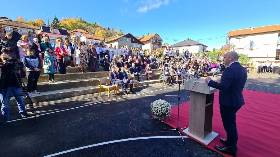 Vlada ZDK sa 250.000 KM finansirala obnovu igrališta i izgradnju parkinga u OŠ “Kulin ban” Visoko