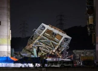 U Južnoj Koreji se srušila 60-metarska kula – više mrtvih, dvoje nestalih (VIDEO)