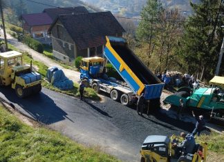 Započela sanacija i asfaltiranje ceste u zaseoku Karačevine MZ Lašva