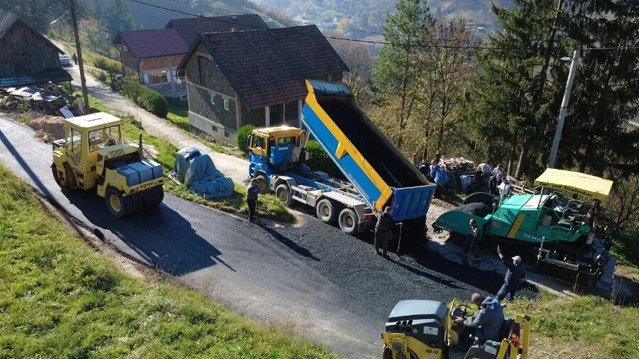 Započela sanacija i asfaltiranje ceste u zaseoku Karačevine MZ Lašva