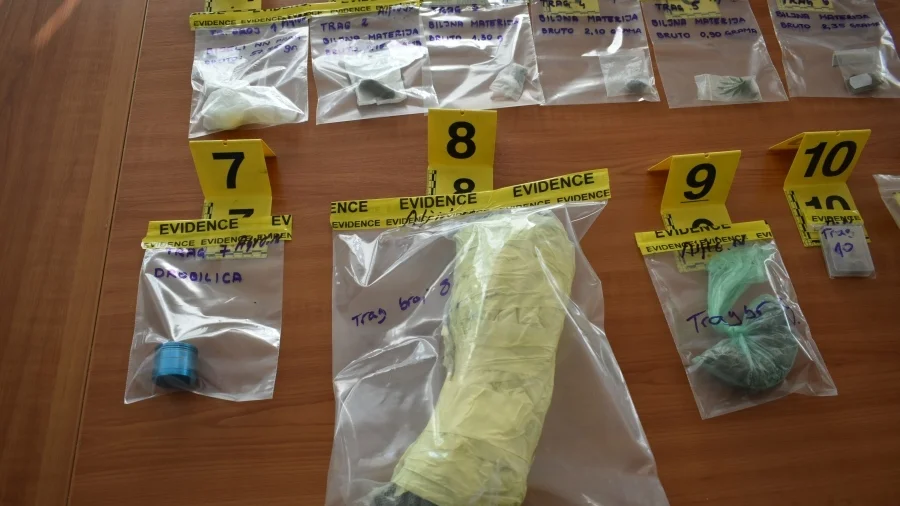 U akciji MUP-a ZDK na području Tešnja i Doboj Juga policija pronašla veću količinu opojne droge i oružja (FOTO)