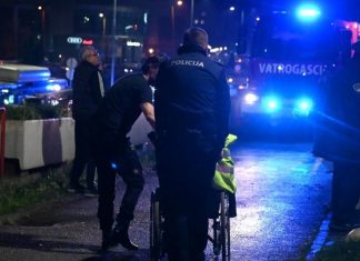 Deset osoba poginulo u požaru u Domu penzionera u Tuzli Dom Penzionera Tuzla Evakuacija