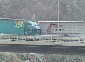 Vjetar prevrnuo prikolicu kamiona u mjestu Vranduk kod Zenice Polish 20251117 142919869