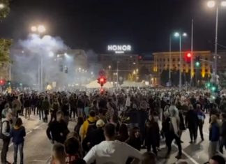 Novi protesti u Beogradu, majka jedne žrtve započela štrajk glađu Protesti Srbija Beograd