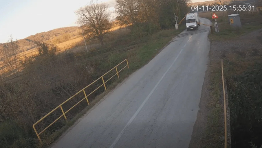 Neodgovorni vozač iz BiH prelazio prugu mimo rampe i signalizacije (VIDEO)