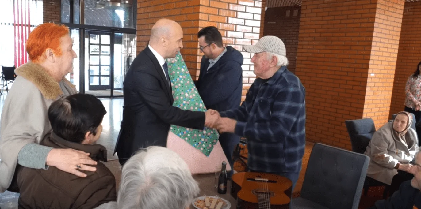 Premijer Pivić posjetio dom i ispunio želju korisniku Vladi Tepiću (VIDEO)