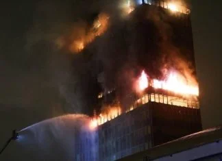 Vatra guta Vjesnikov neboder, vatrogasci povučeni iz zgrade (VIDEO)