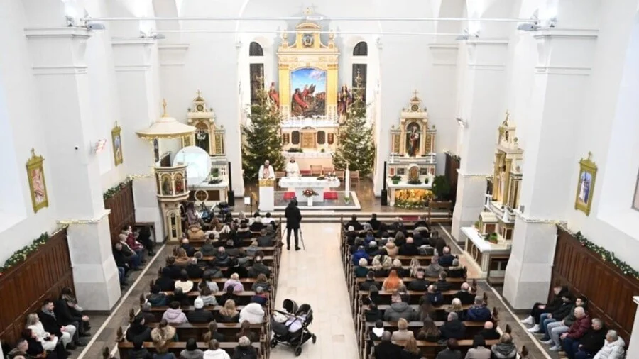 Vjernici u Zenici proslavili Božić misom ponoćkom i zajedničkim druženjem