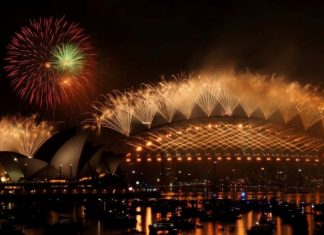 Tradicionalni novogodišnji vatromet obasjao nebo u Sydneyu, hiljade posjetilaca satima čekalo kraj luke