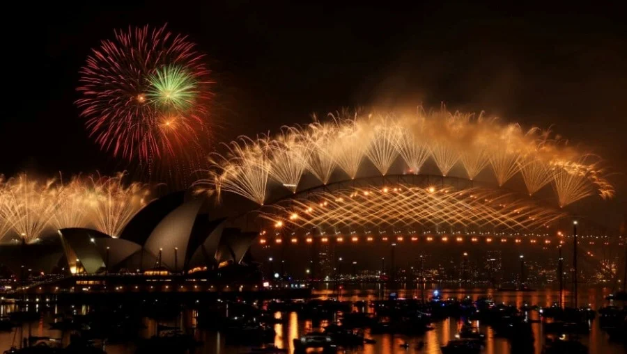 Tradicionalni novogodišnji vatromet obasjao nebo u Sydneyu, hiljade posjetilaca satima čekalo kraj luke
