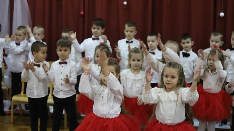 Novogodišnja Priredba U Vrtiću Pčelica Radost, Osmijesi I 520 Paketića Za Najmlađe Zeničane