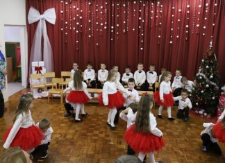 Novogodišnja Priredba U Vrtiću Pčelica Radost, Osmijesi I 520 Paketića Za Najmlađe Zeničane