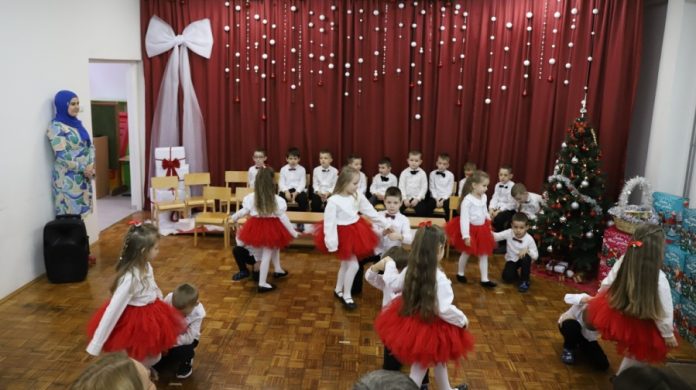 Novogodišnja Priredba U Vrtiću Pčelica Radost, Osmijesi I 520 Paketića Za Najmlađe Zeničane