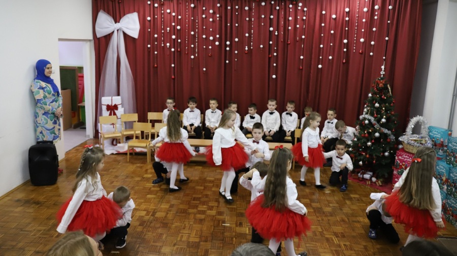 Novogodišnja Priredba U Vrtiću Pčelica Radost, Osmijesi I 520 Paketića Za Najmlađe Zeničane