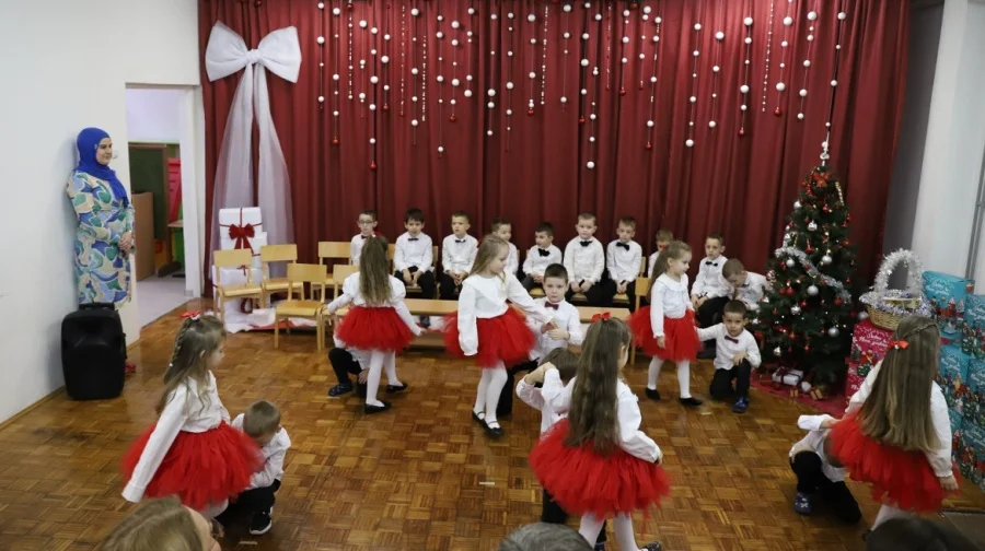 Novogodišnja Priredba U Vrtiću Pčelica Radost, Osmijesi I 520 Paketića Za Najmlađe Zeničane