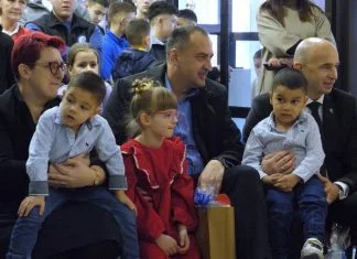 Premijer Pivić i članovi Vlade posjetili JU Dom-porodica u Zenici