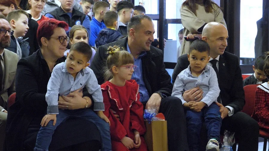 Premijer Pivić i članovi Vlade posjetili JU Dom-porodica u Zenici