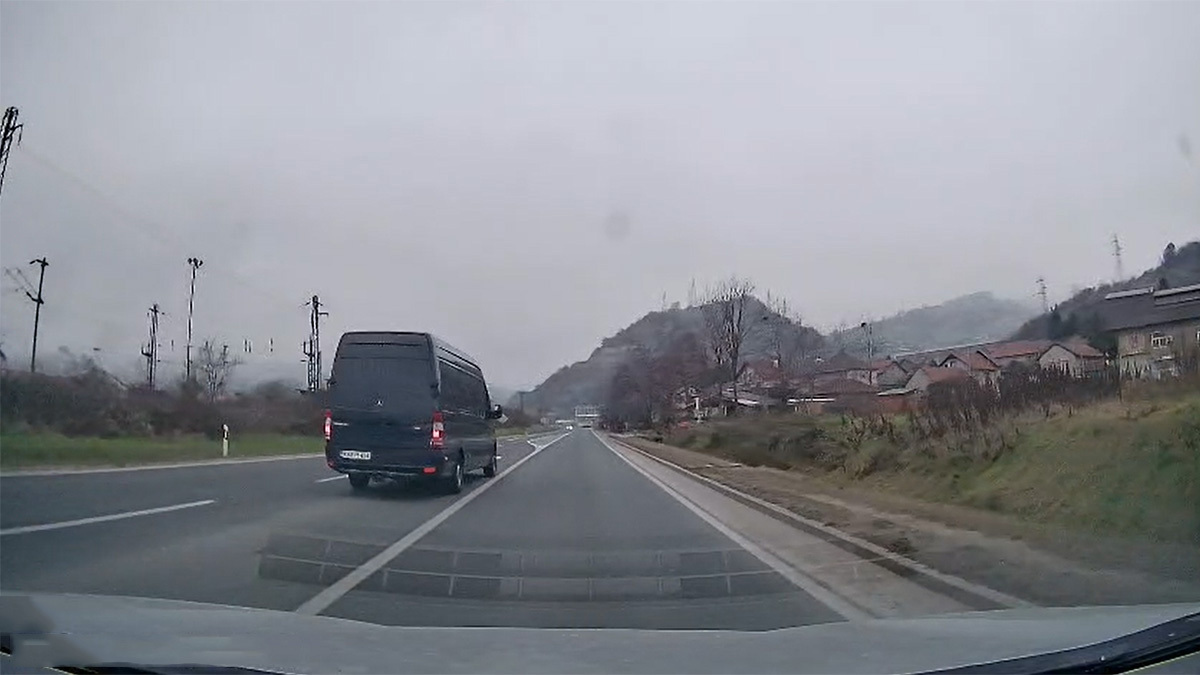 Preticanje Na Punoj Liniji M 17 Zenica