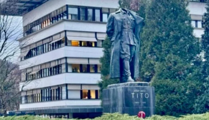 Covjek Koji Je Odrezao Glavu Tit