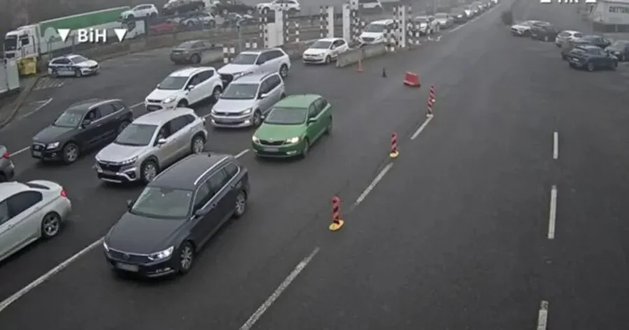 Gužve na graničnim prelazima, duge kolone vozila na ulazima u BiH