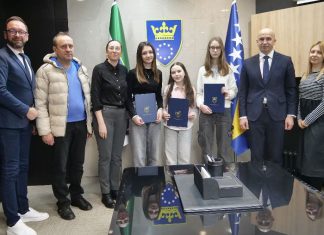 Premijer Pivić primio osnovce autore nagrađenih likovnih radova na temu borbe protiv korupcije (FOTO)