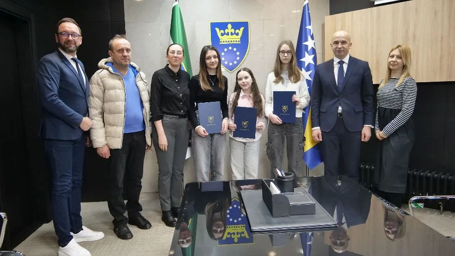 Premijer Pivić primio osnovce autore nagrađenih likovnih radova na temu borbe protiv korupcije (FOTO)