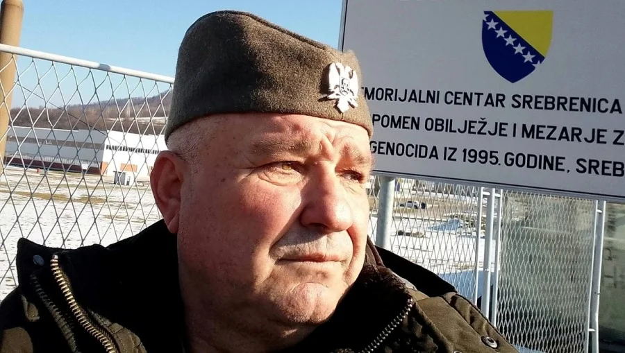 Pripadnik četničkog pokreta iz Srbije sa šajkačom uzvikivao provokacije ispred Memorijalnog centra u Potočarima