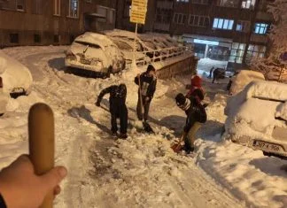 Mladi iz JU Dom-porodica Zenica očistili ulicu i pomogli komšijama Snijeg I čišćenje Ulice JU Dom Porodica Zenica