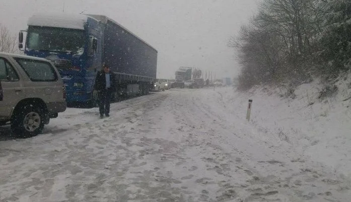 Obustavljen saobraćaj na Rostovu, vozi se po mokrom kolovozu
