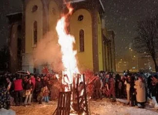 Badnjak povodom pravoslavnog Božića zapaljen ispred crkve u Zenici Badnjak Povodom Pravoslavnog Boz