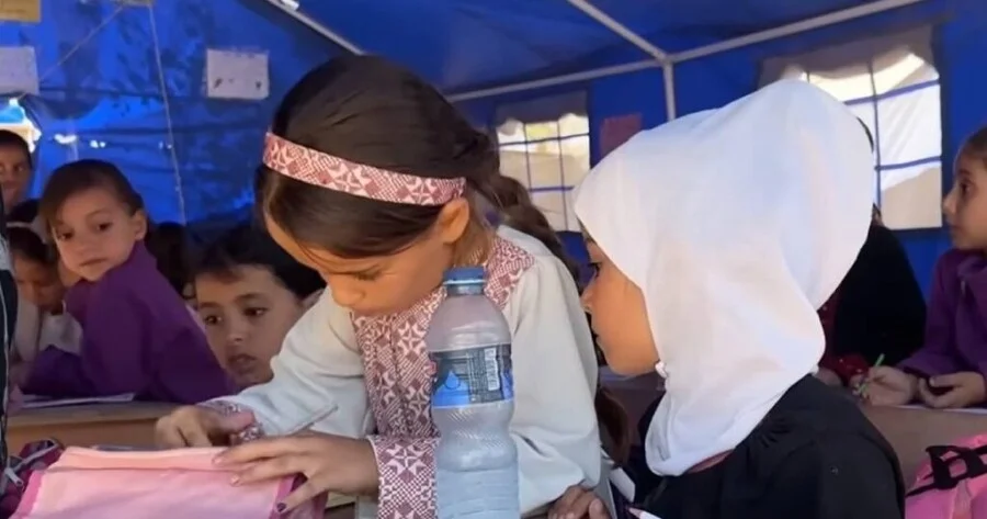 Djeca u Gazi se vraćaju u školu nakon godina bez formalnog obrazovanja, učionice u šatorima