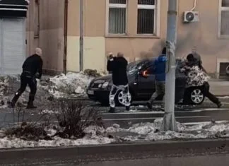 Zapalilo se vozilo na GGM-u u Zenici, ISS i građani gasili vatru (VIDEO) Gori Automobil Ggm Zenica