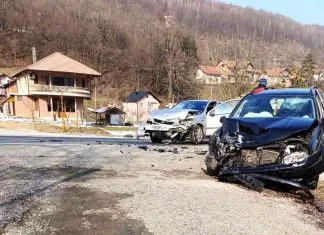 Teška nesreća kod Žepča: Sudarila se dva automobila, povrijeđeni vozači