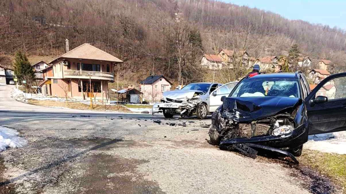 Teška nesreća kod Žepča: Sudarila se dva automobila, povrijeđeni vozači