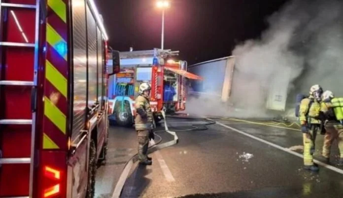 Vozacu Iz Bih Izgorjela Prikolic